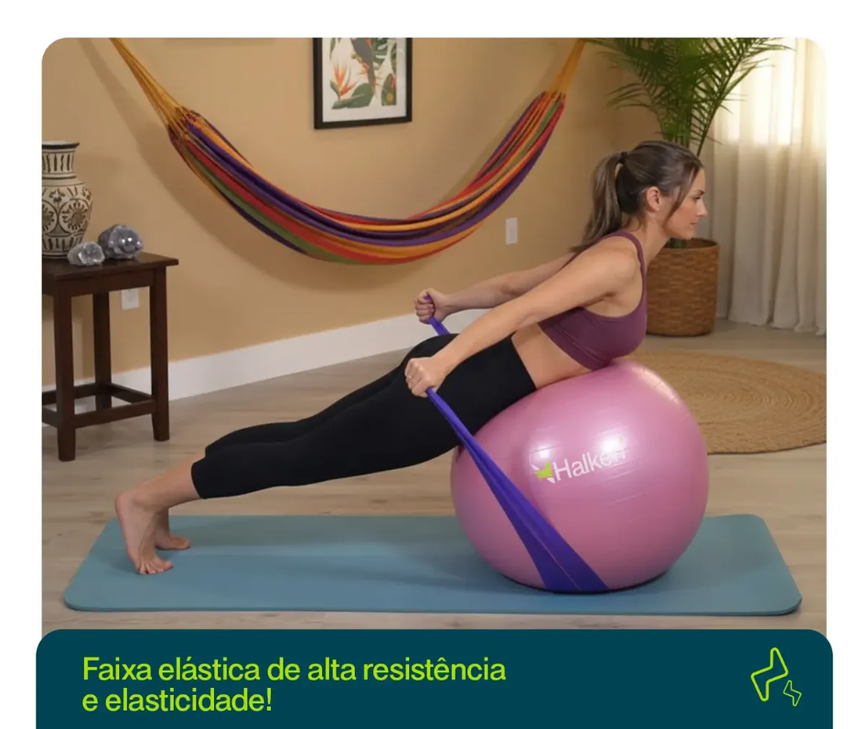 Aluna usando a faixa elástica do kit em exercício de pilates